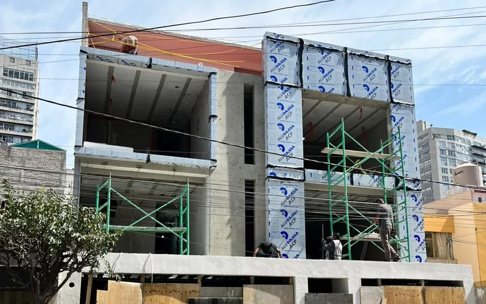 Xoco — fachada de vivienda en proceso de reforzamiento y adecuación