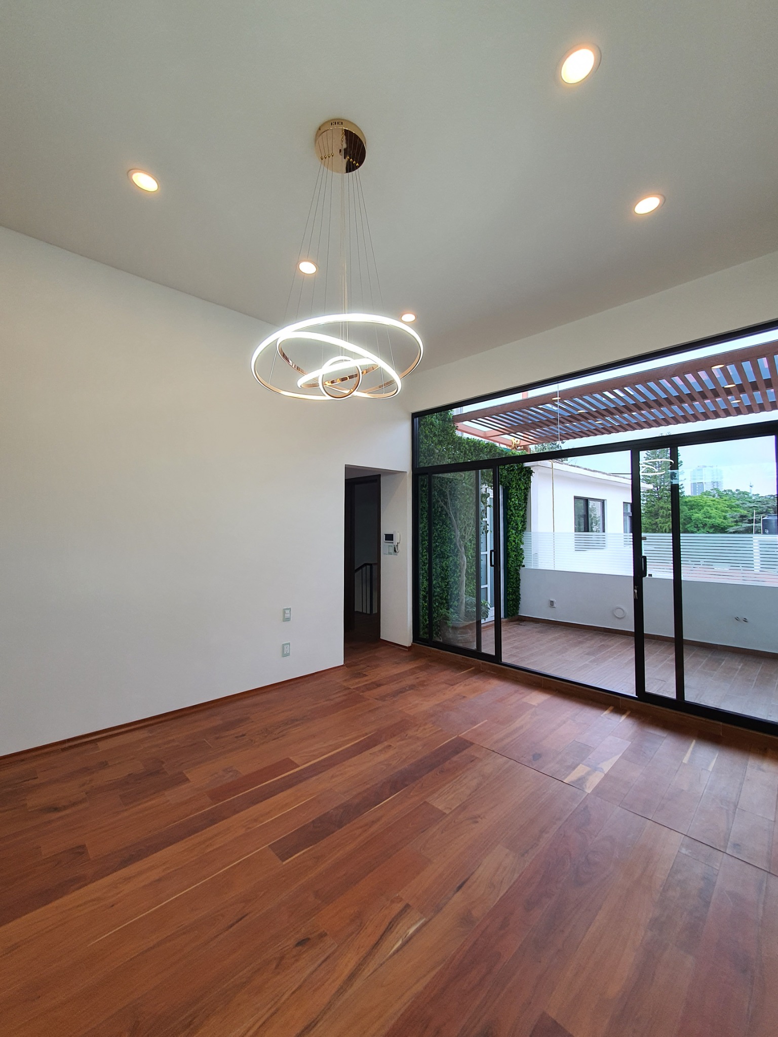 Casa para Navidad — recámara con terraza