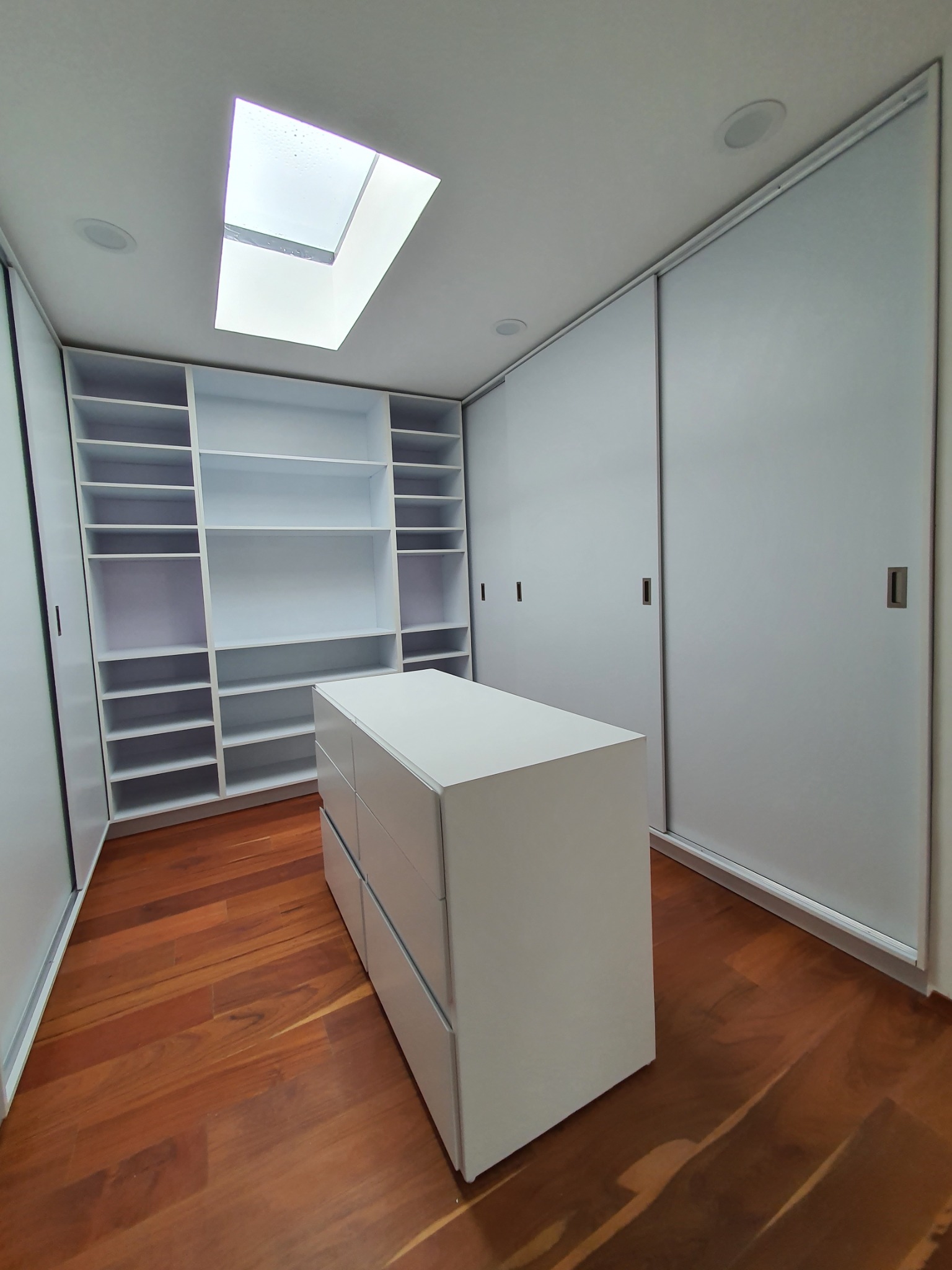 Casa para Navidad — vestidor, vista lateral